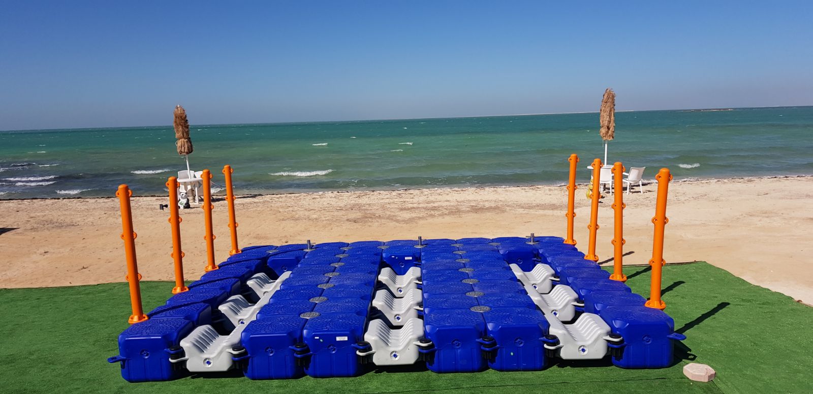 摩托艇?？堪灏咐?></dt>
          <dd>
            <h4>摩托艇?？堪灏咐?small></small></h4>
            <p> 摩托艇?？科脚_是根據摩托艇的型號特意定制的這款停靠浮筒平臺　 是由平臺跟?？课灰黄鸾M合的，在浮臺的固定位都有抱樁器連接樁點，在對應位置還需要拋下霍爾錨... </p>
            +more </dd>
        </dl>
<dl>
          <dt class=